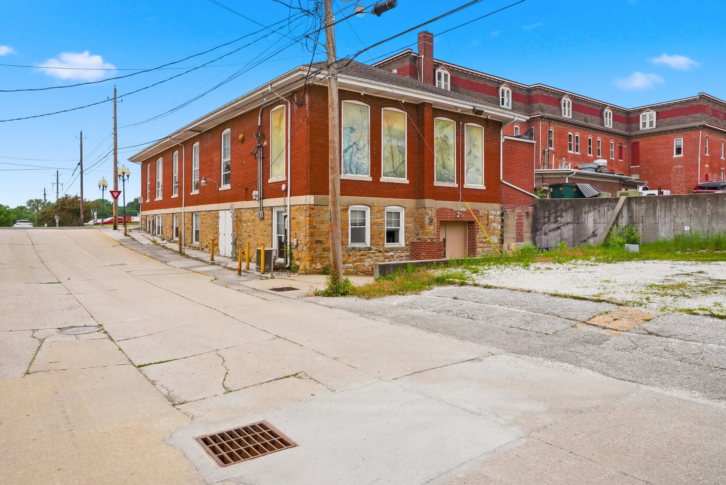115 E 5th Street Property Photo 30
