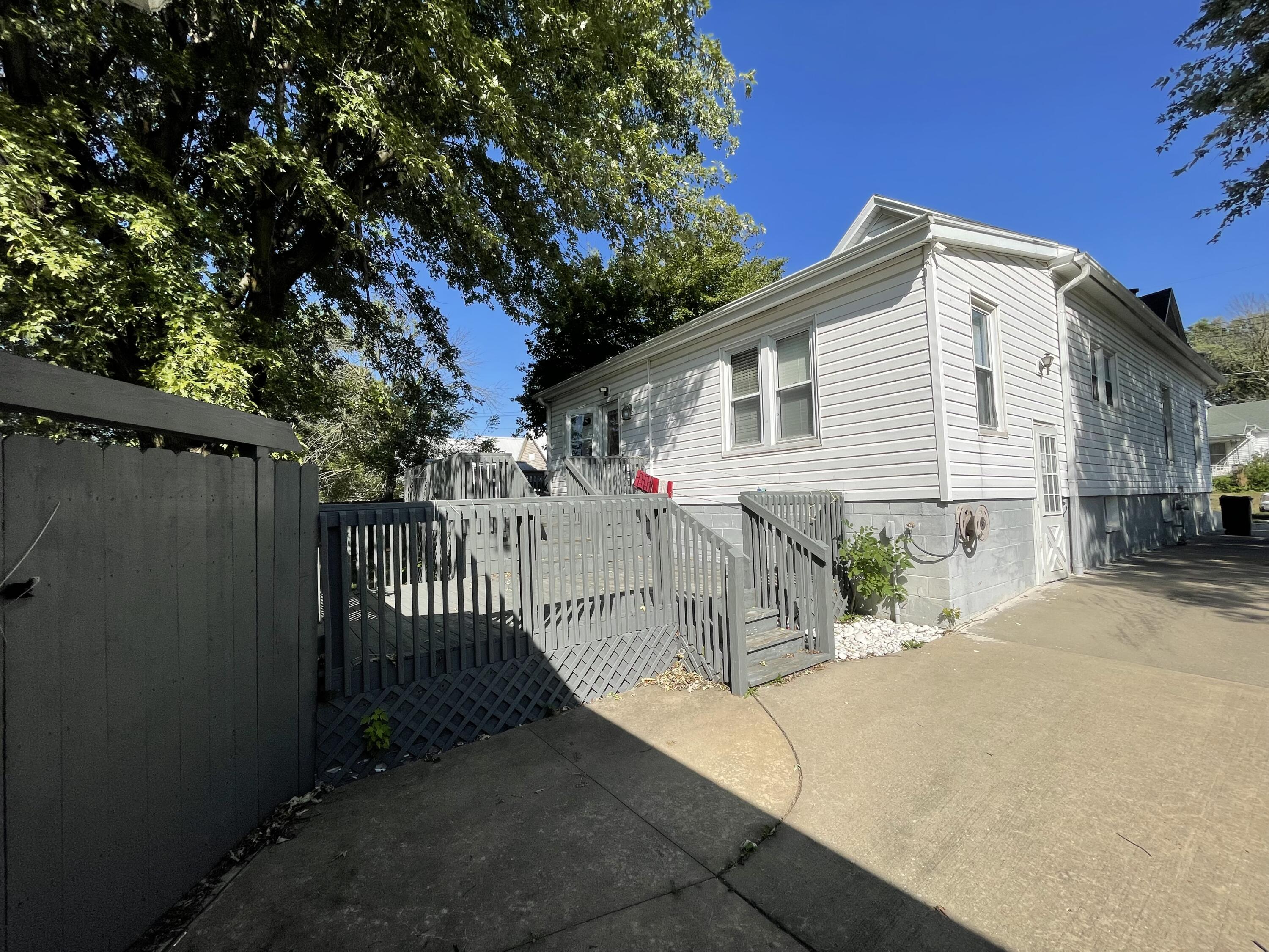 1010 E Jackson Street Property Photo 4