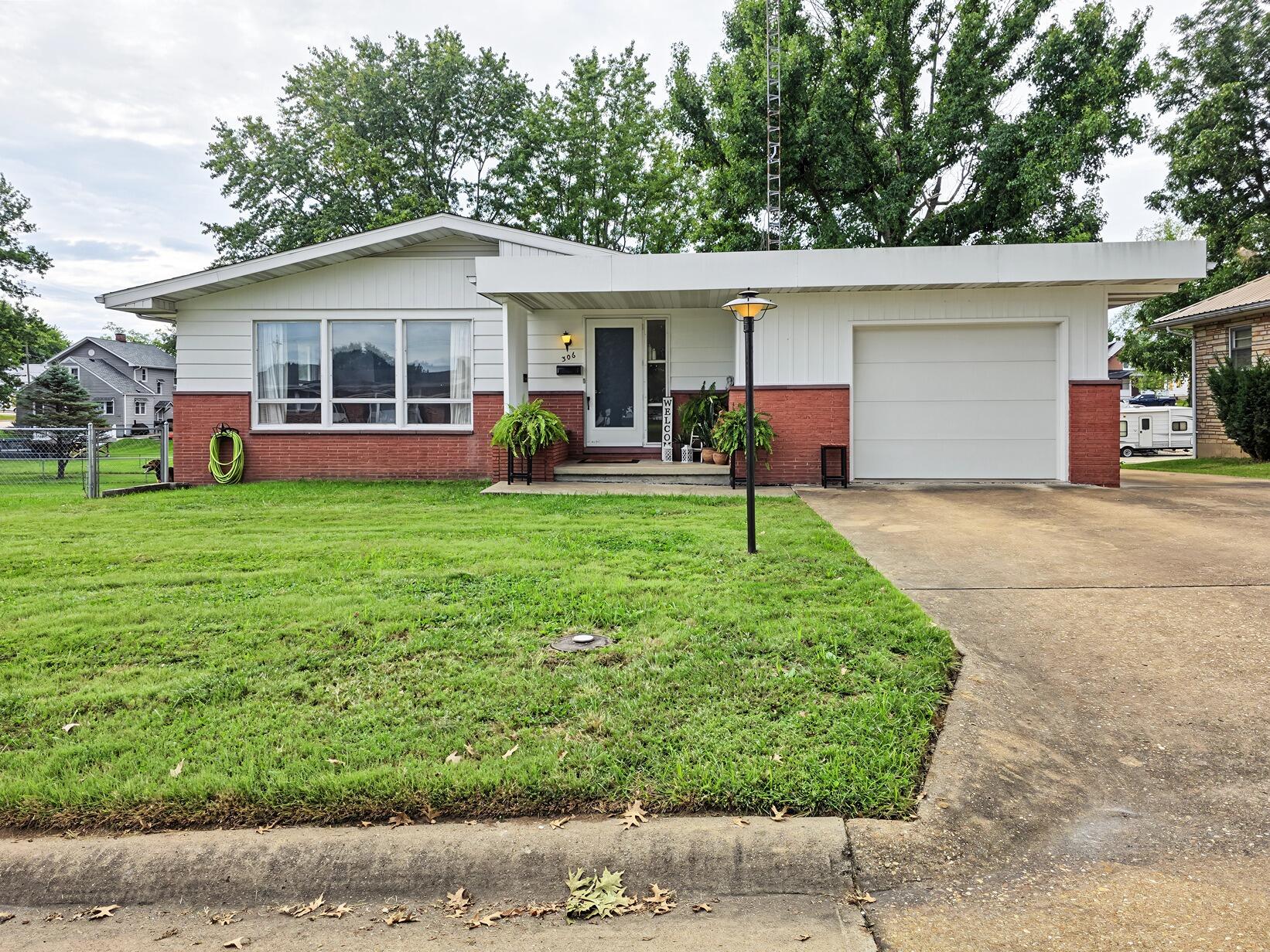 306 E Peters Avenue Property Photo 1