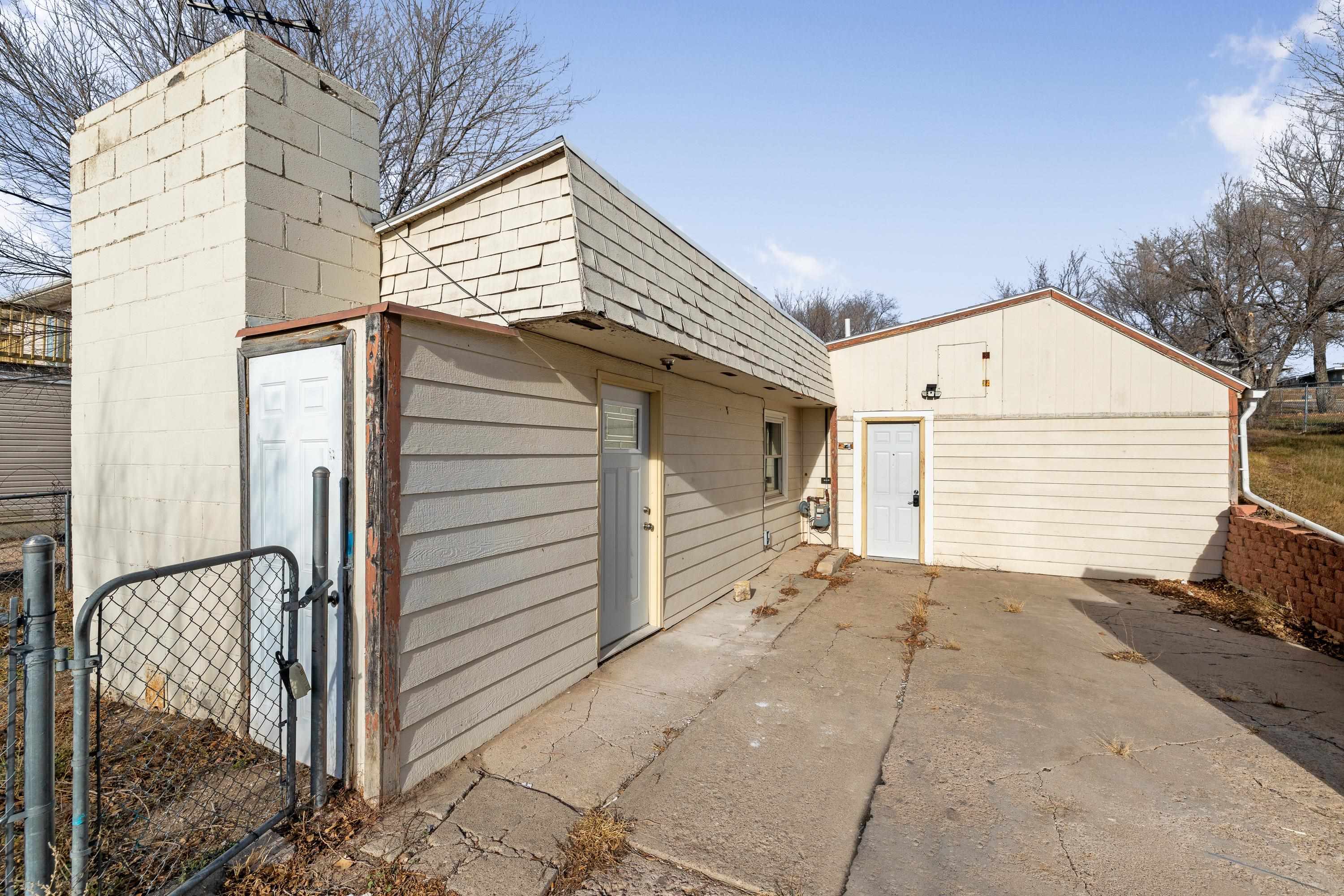 121 E College Avenue Property Photo 1