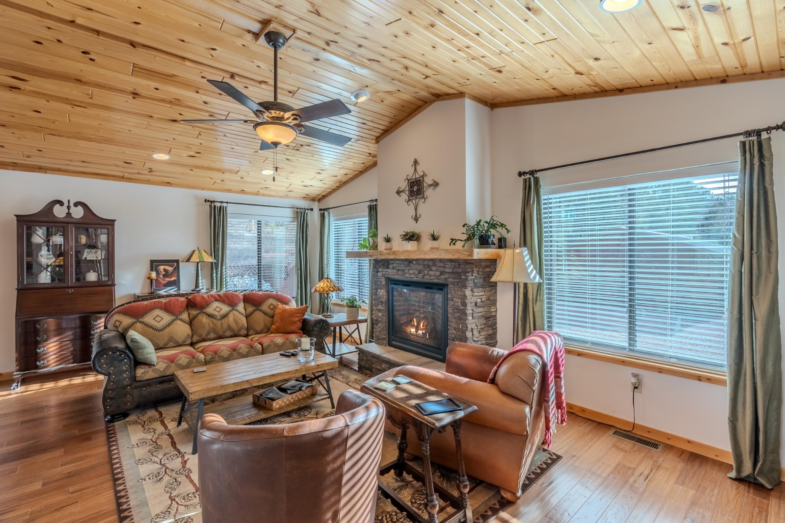 26020 Golden Willow Parkway Property Photo 14