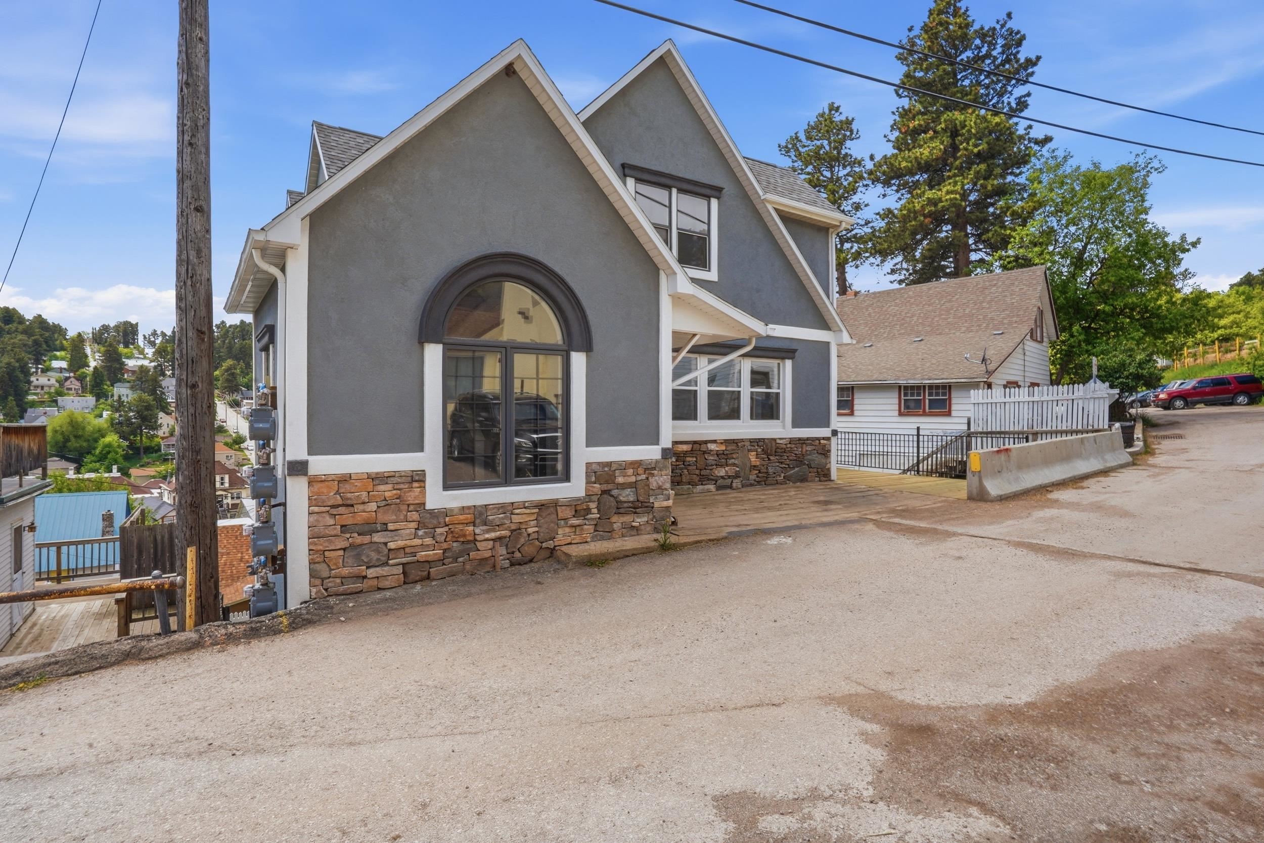 611 Railroad Avenue Property Photo 2