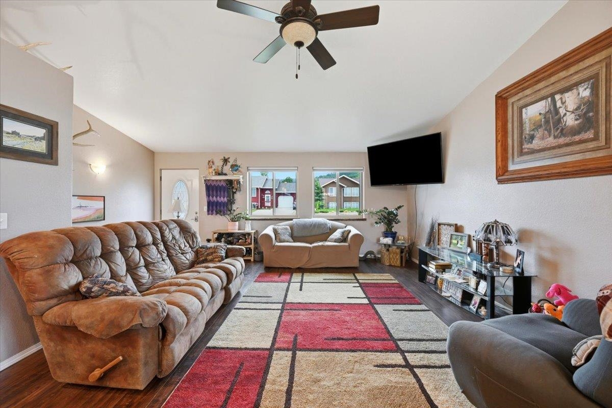 654 Teton Way Property Photo 4