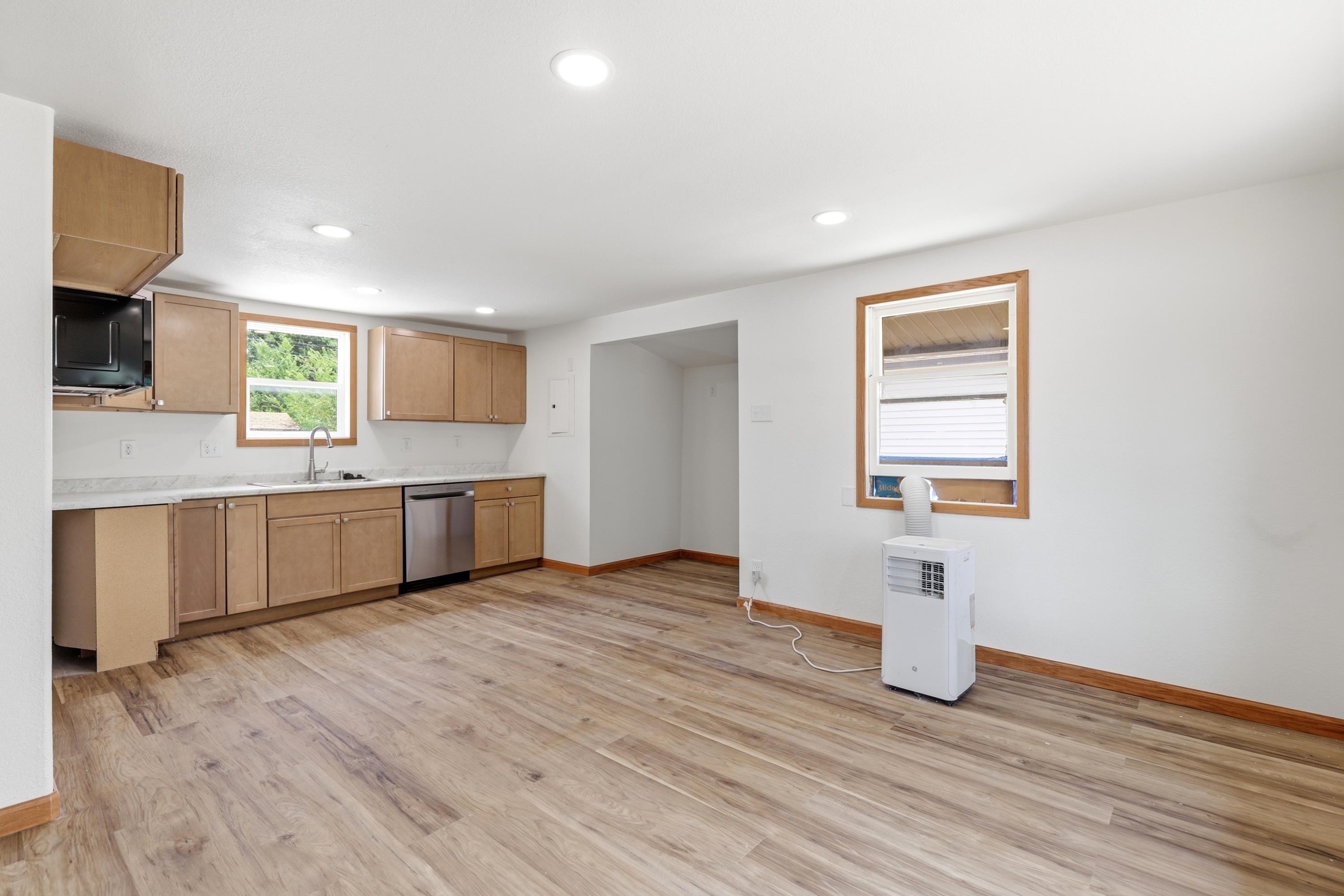 302 E Jackson Street Property Photo 8