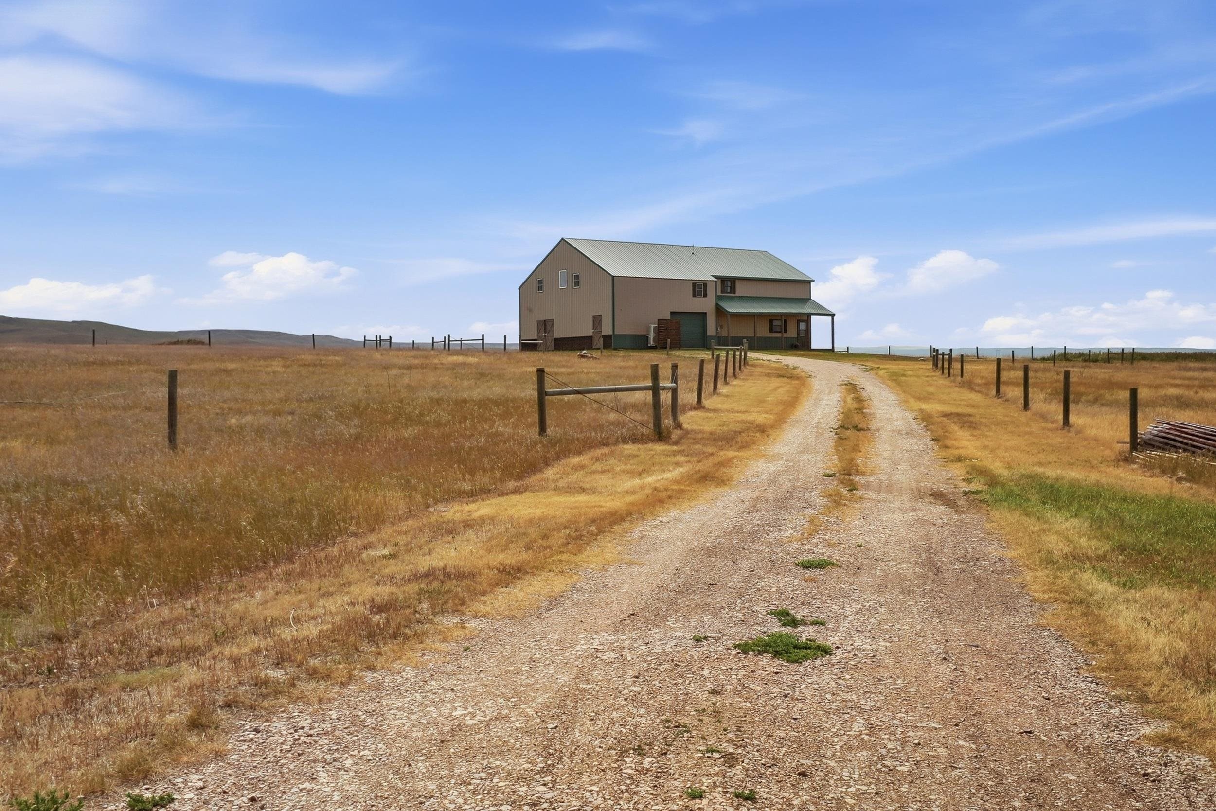 22219 Saddle Road Property Photo 3