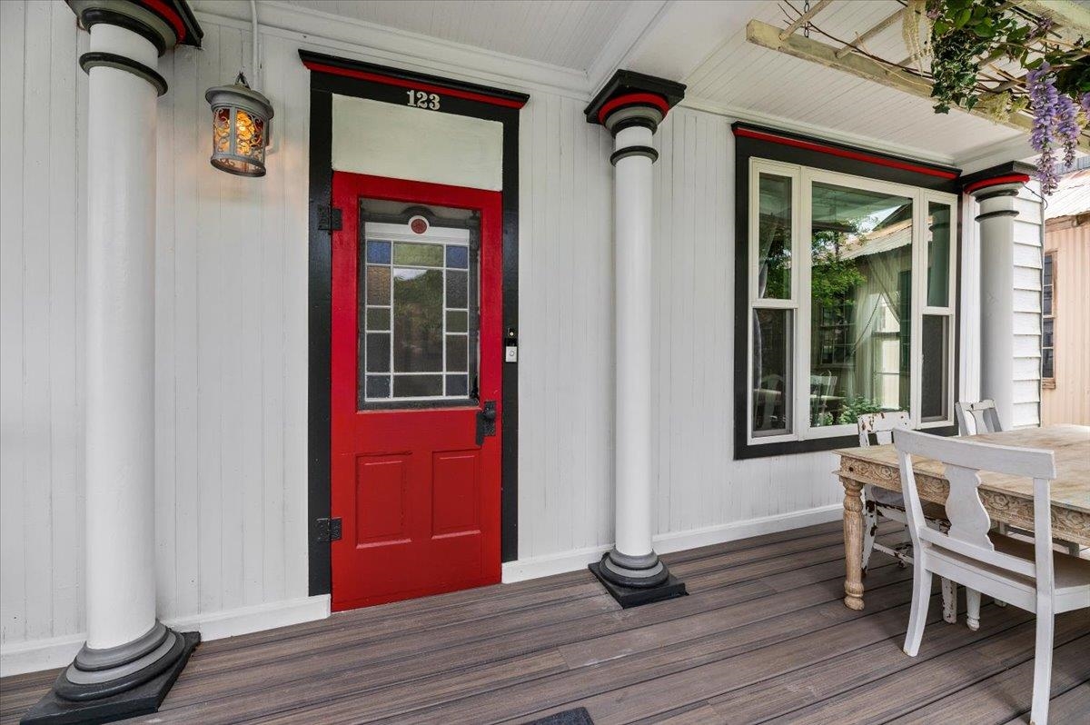 123 1/2 Stone Street Property Photo 4