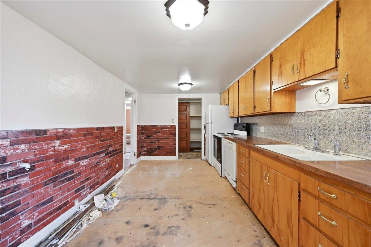 209 Terraville Avenue Property Photo 8