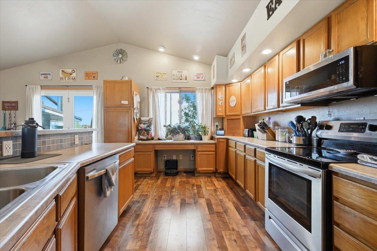 1301 Hilltop Circle Property Photo 6