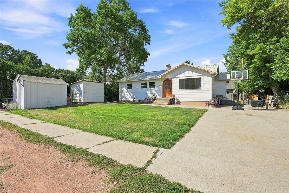 1015 E Warren Property Photo 4