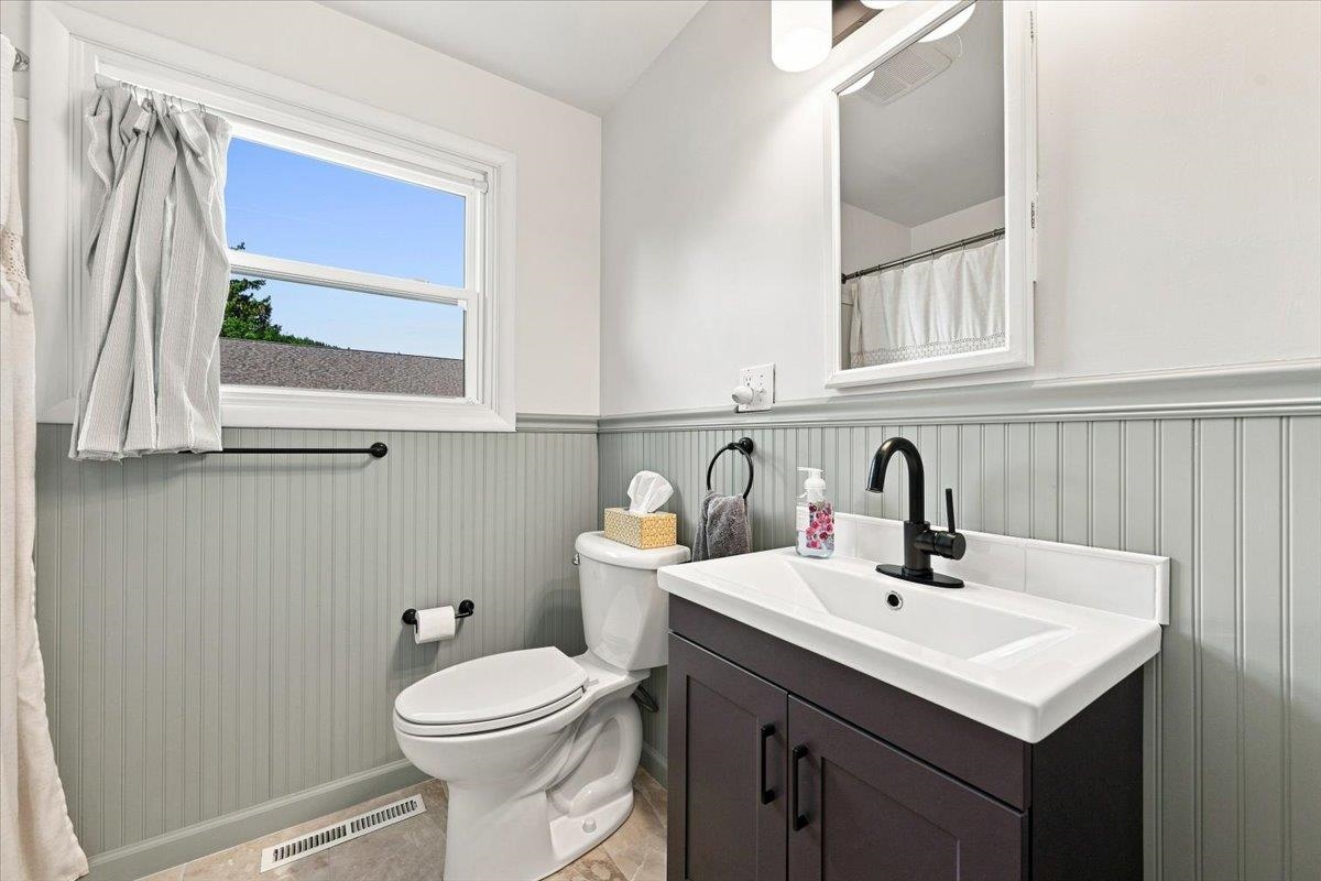 1015 E Warren Property Photo 18