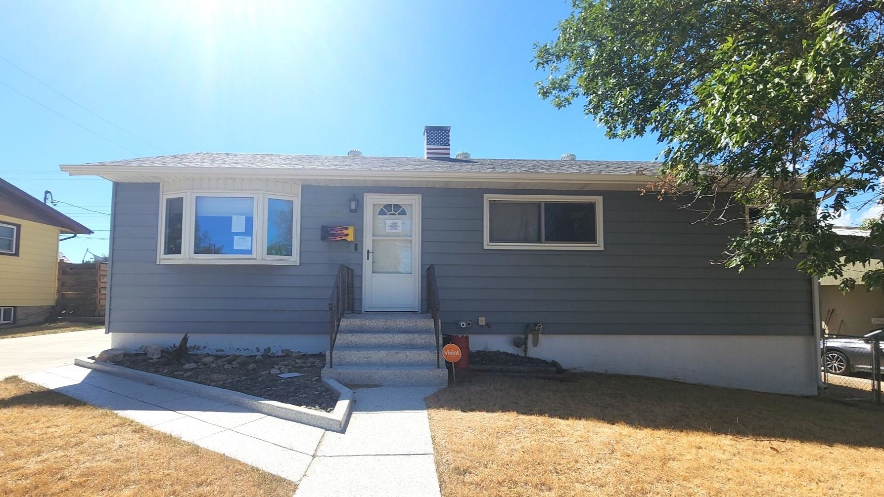 1940 Arizona Avenue Property Photo 1