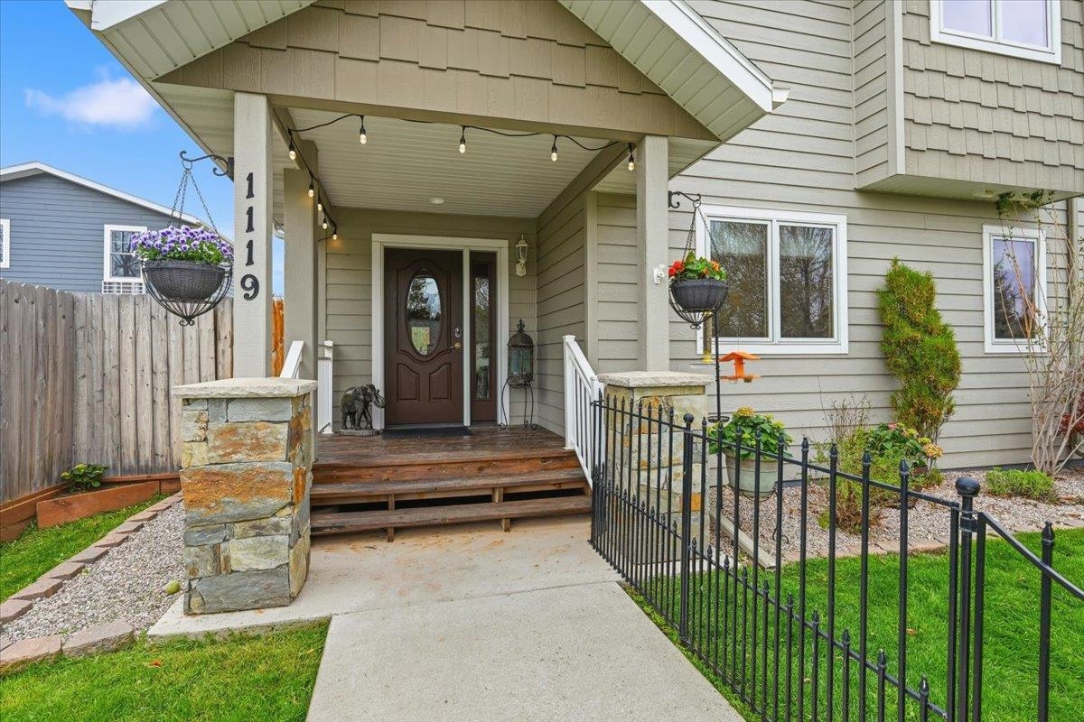 1119 N Canyon Street Property Photo 2