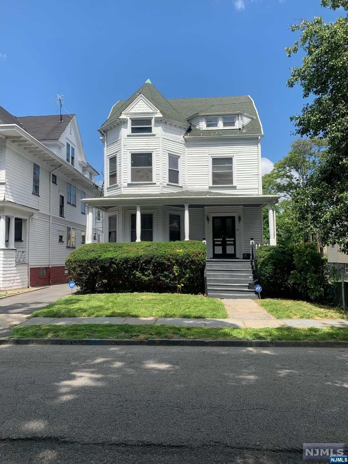 143 S Clinton Street Property Photo 1