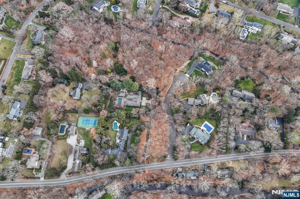 813 E Saddle River Road Property Photo 6