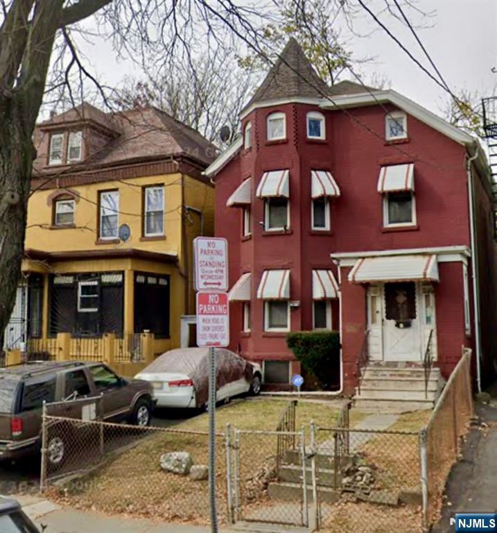 570 Summer Avenue Property Photo 1