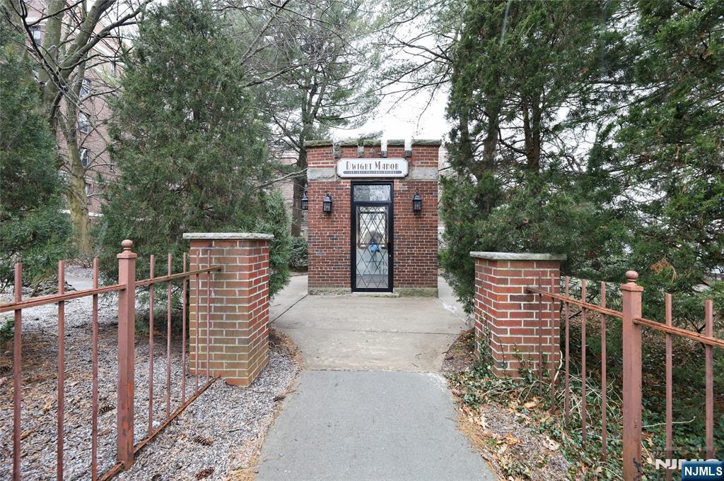 100 Palisade Avenue D12 Property Photo 1