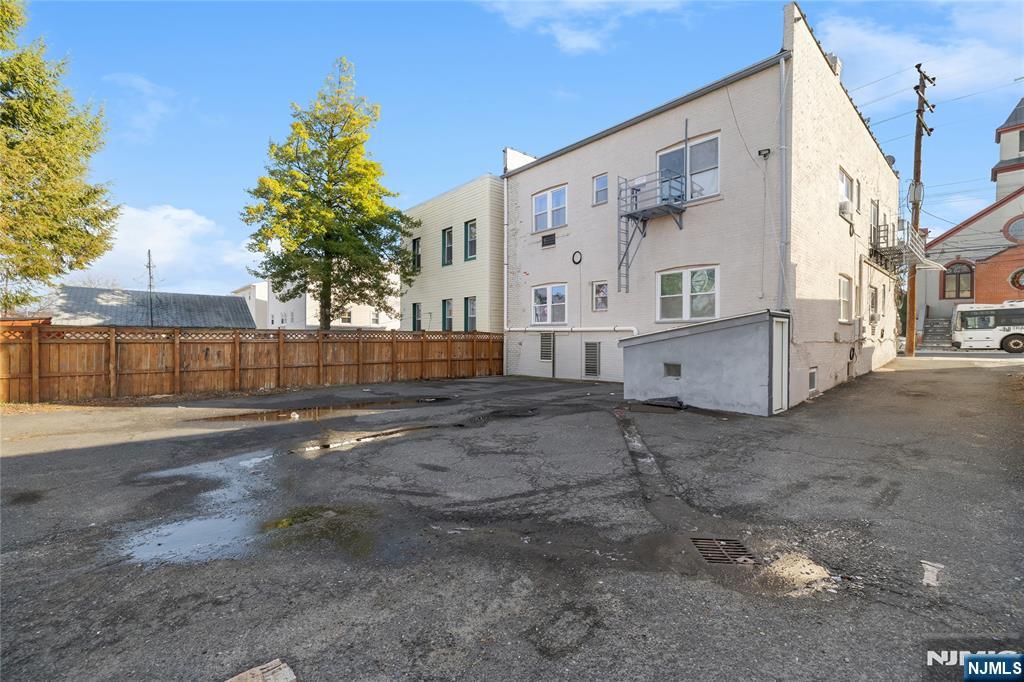 467 Hudson Street Property Photo 3