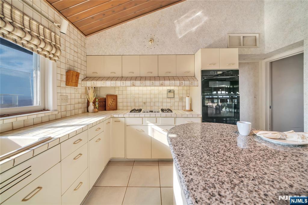 26007862 Property Photo 14