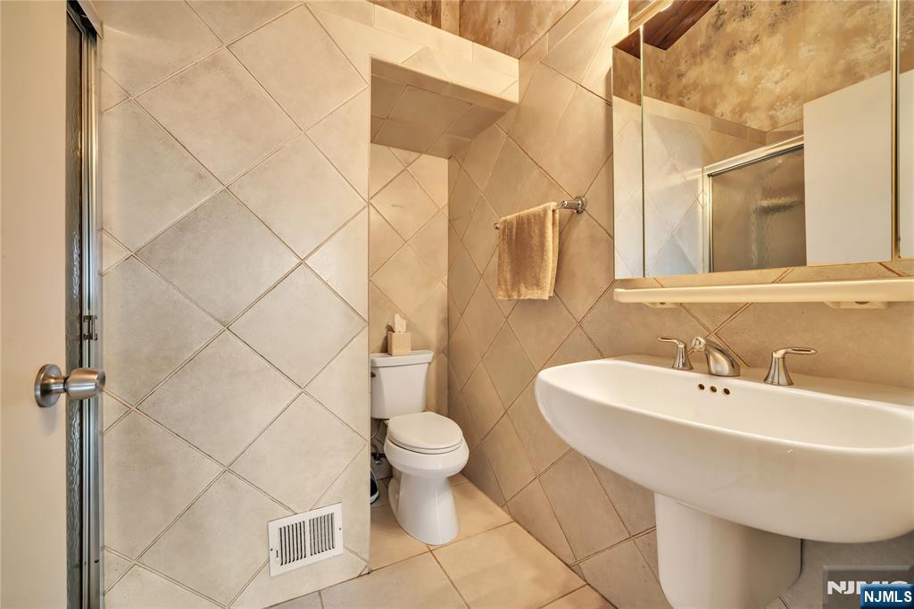 26007862 Property Photo 16