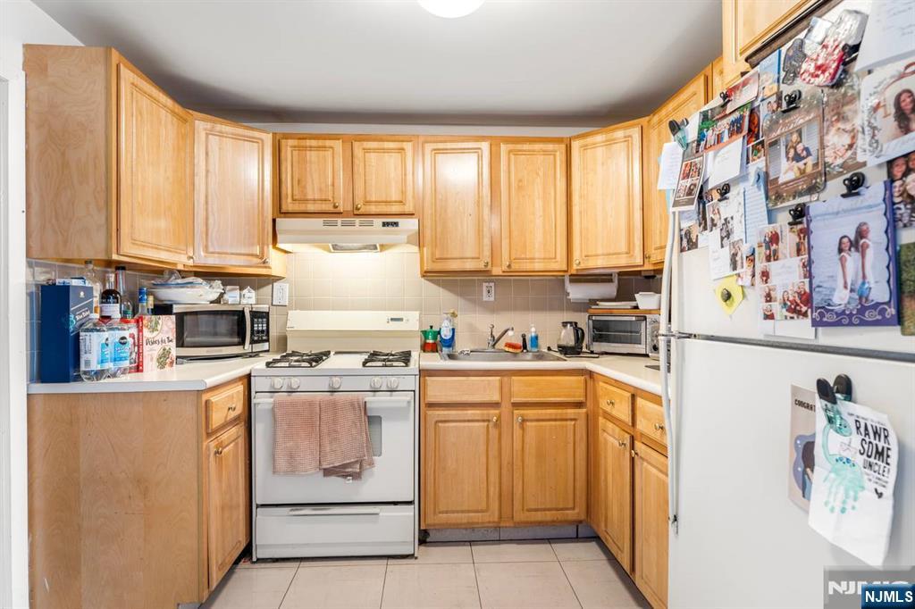 413 Adams Street Property Photo 9