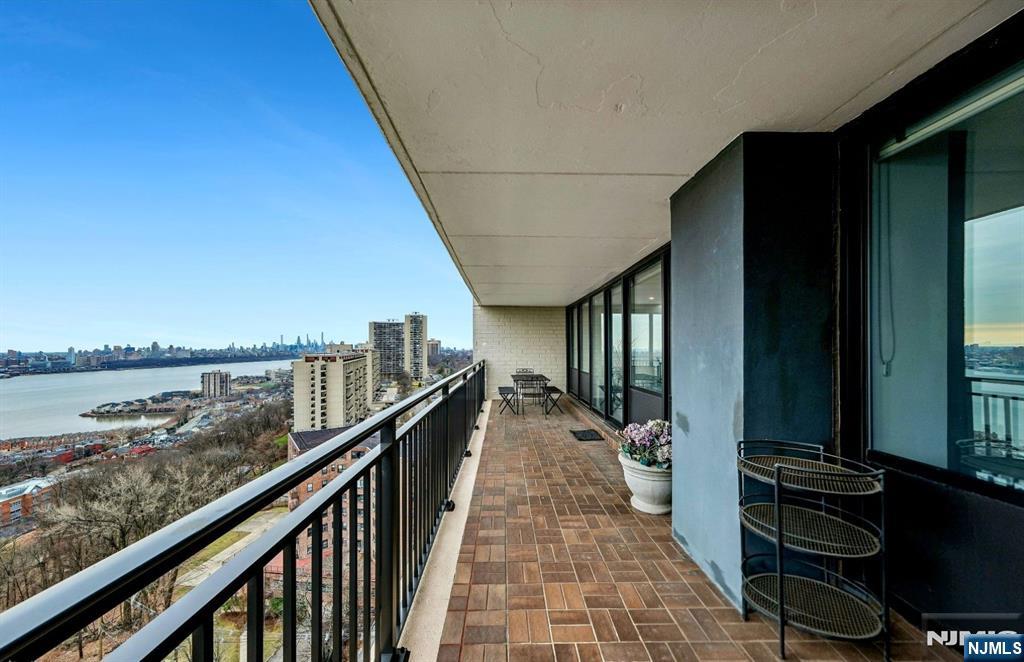 1500 Palisade 14f Property Photo 8