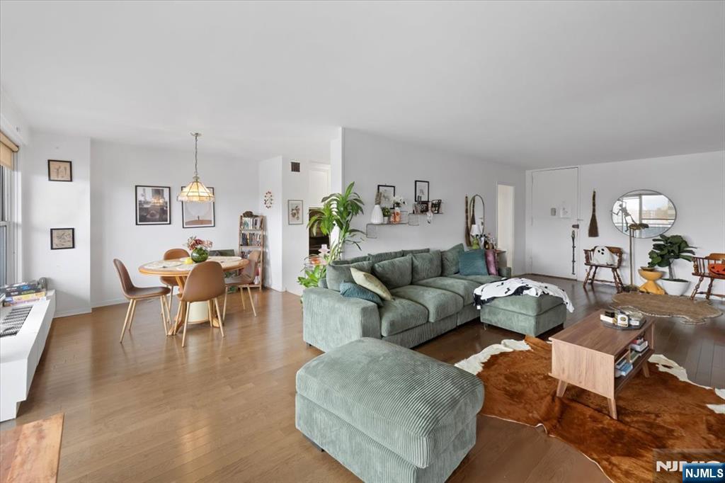 2077 Center Avenue 7g Property Photo 5
