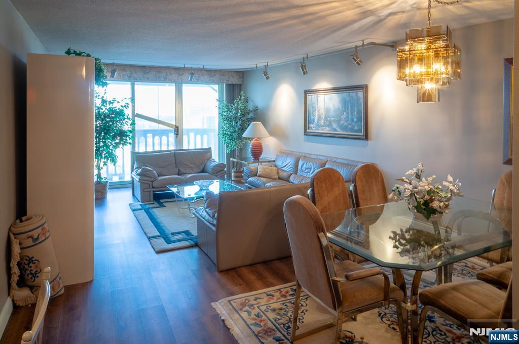 555 North Avenue 19c Property Photo 6
