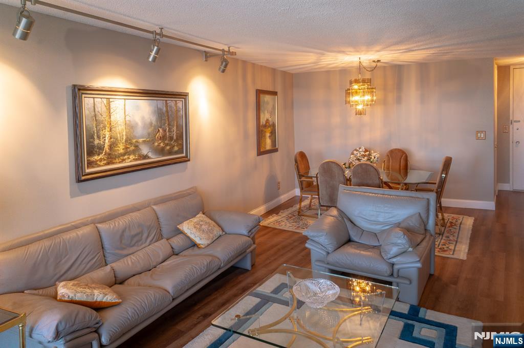 555 North Avenue 19c Property Photo 7