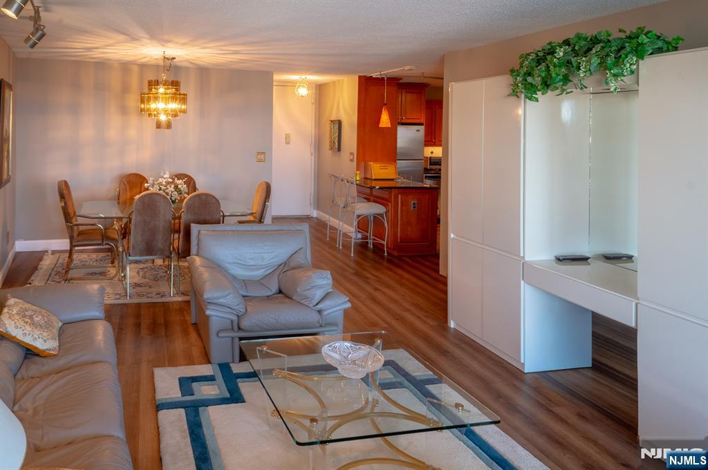 555 North Avenue 19c Property Photo 8