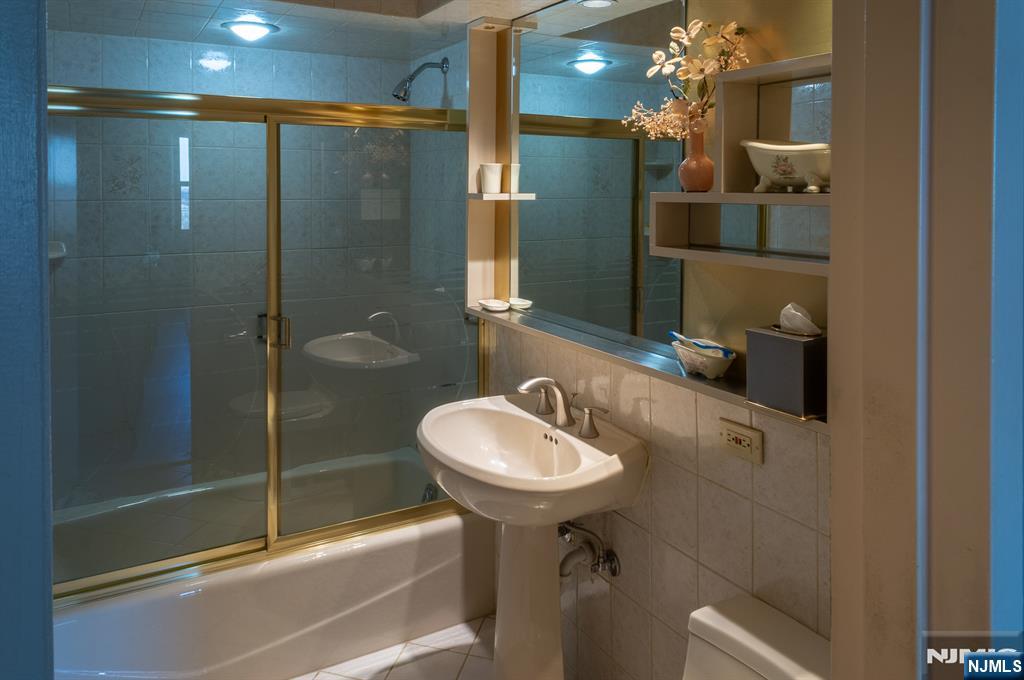 555 North Avenue 19c Property Photo 9