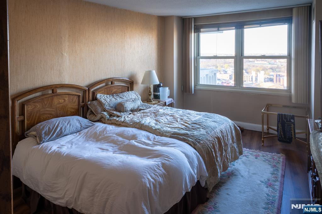 555 North Avenue 19c Property Photo 11