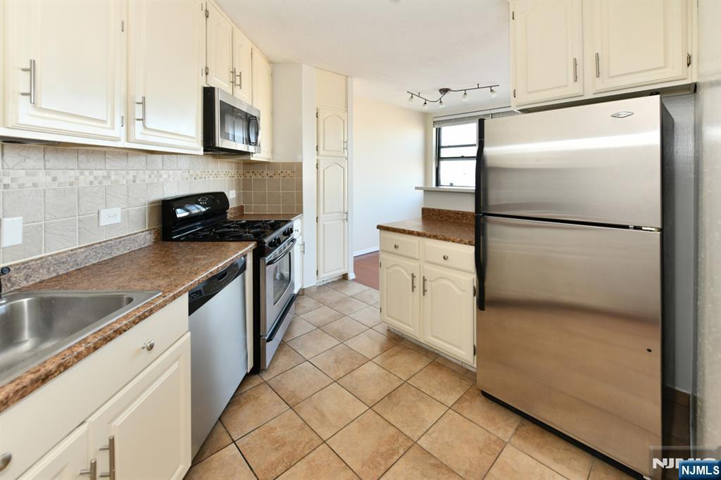 7004 Boulevard East 31a Property Photo 5