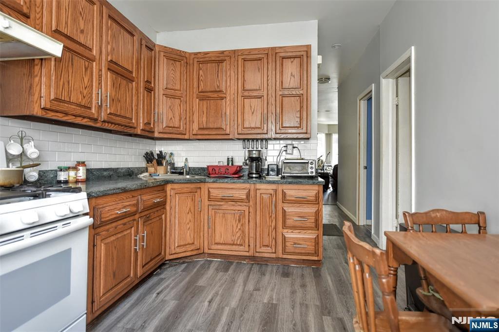 557 Hudson Avenue Property Photo 7