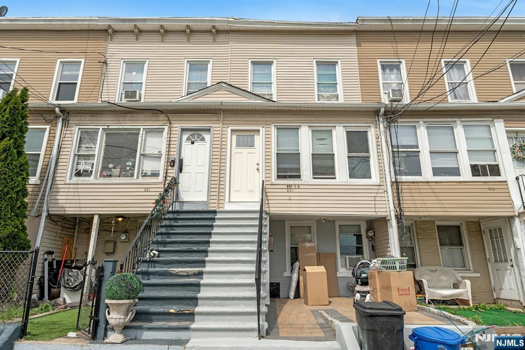 331 1/2 Forest Street Property Photo 1