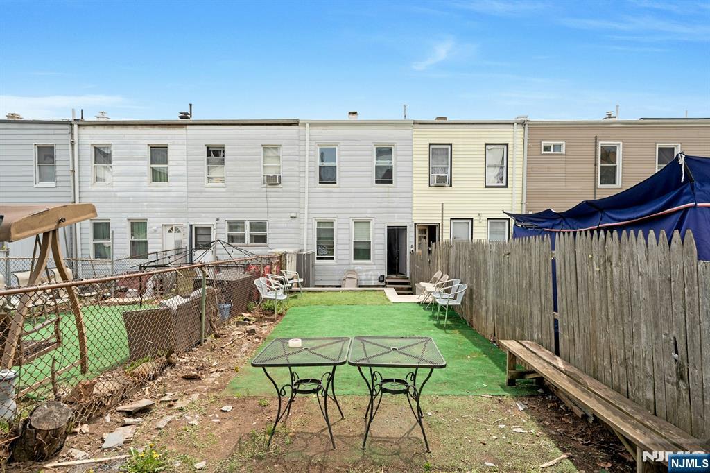 331 1/2 Forest Street Property Photo 16