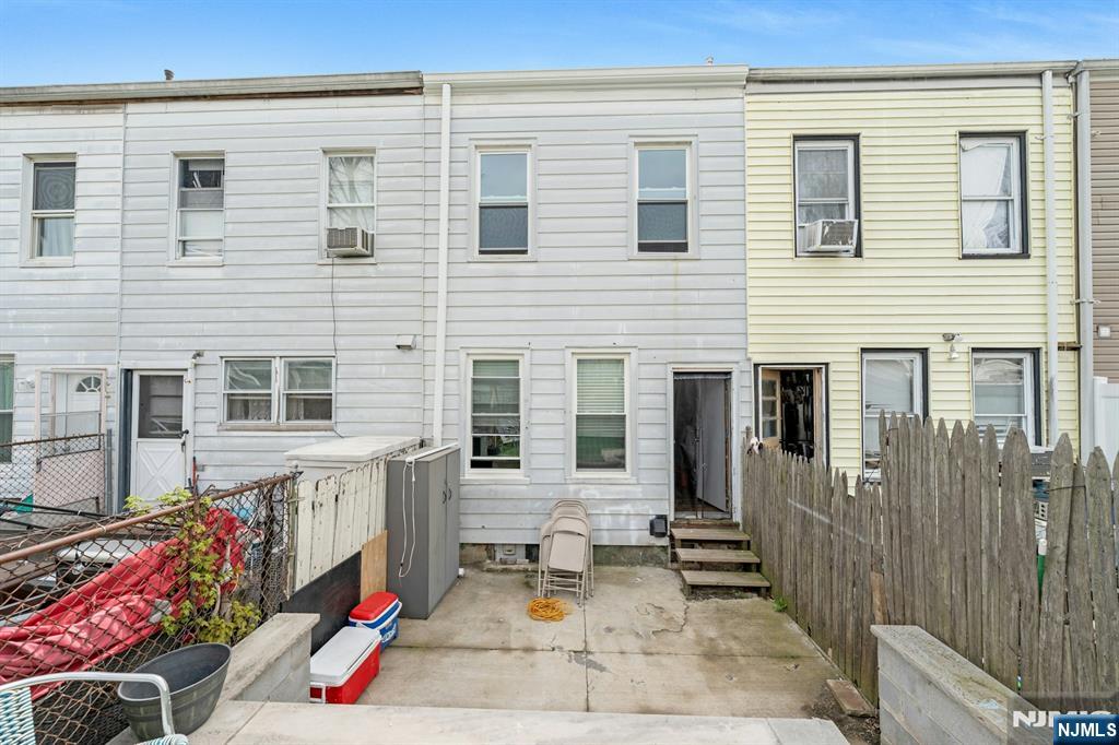 331 1/2 Forest Street Property Photo 17