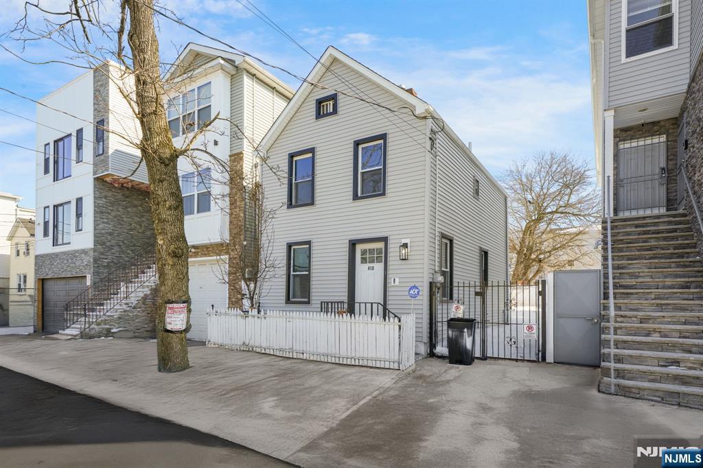 418 10th Street Property Photo 1