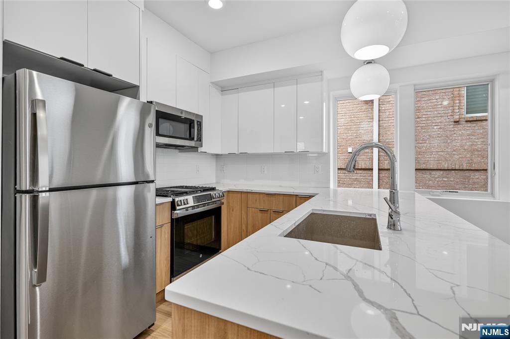 46 Hudson Avenue A Property Photo 4