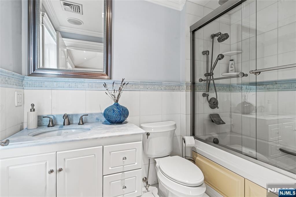 512 Winterburn Grove Property Photo 21
