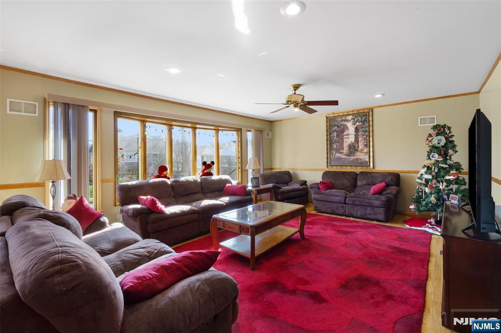 17 Pleasant Property Photo 3