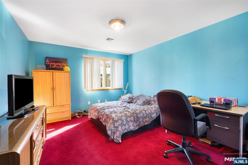 17 Pleasant Property Photo 17