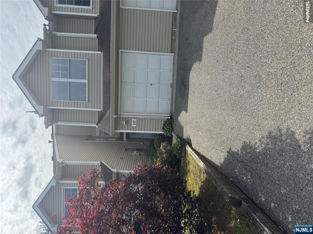 1087 Oakcroft Lane Property Photo 1