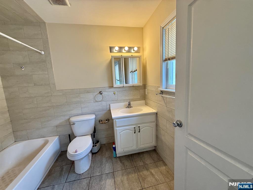 77 Forest Street (2f) Property Photo 11