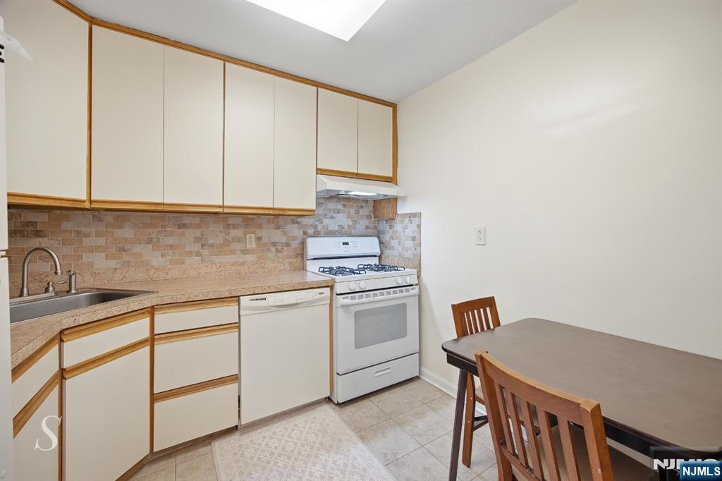 2100 Linwood 21p Property Photo 4