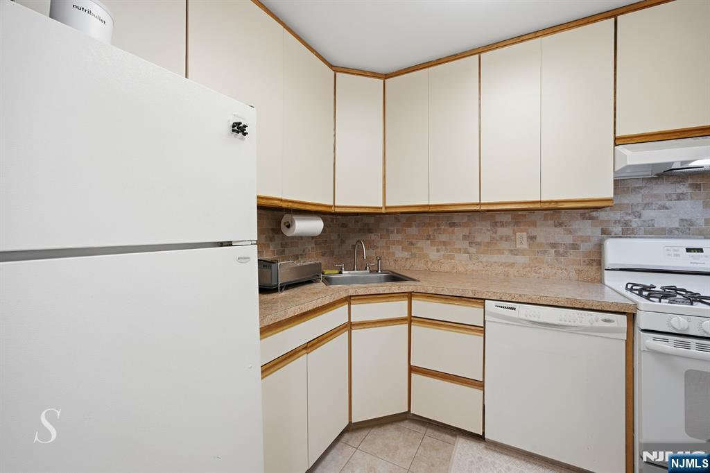2100 Linwood 21p Property Photo 5