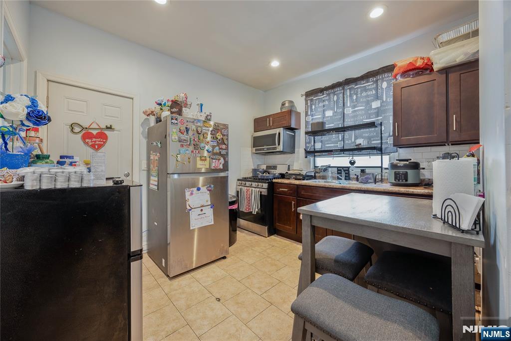 196 Windsor Street Property Photo 8