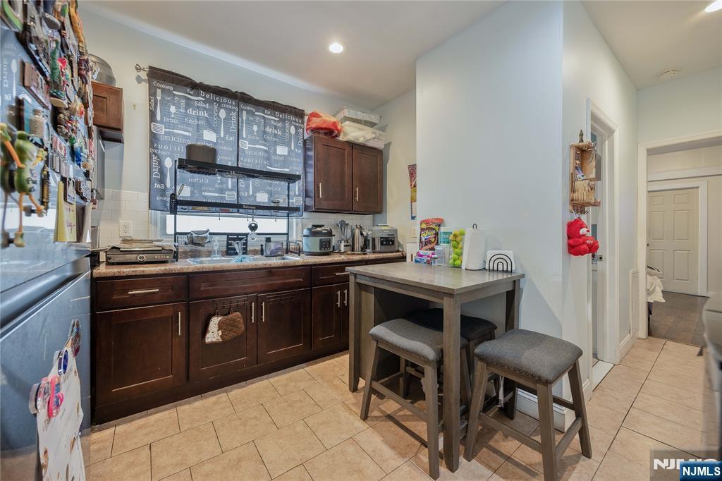 196 Windsor Street Property Photo 9