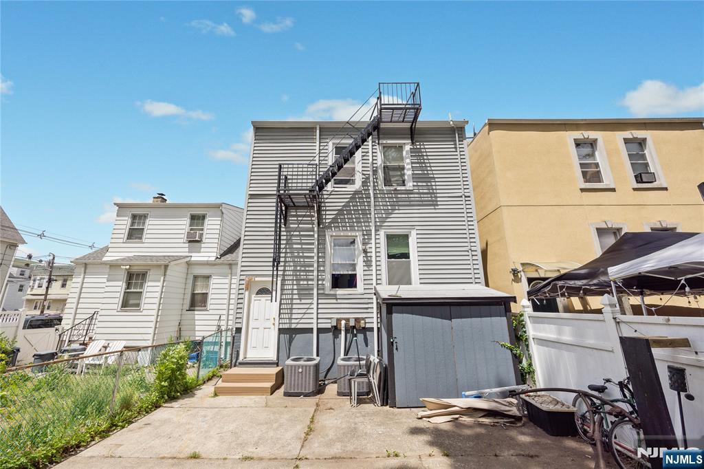 196 Windsor Street Property Photo 39