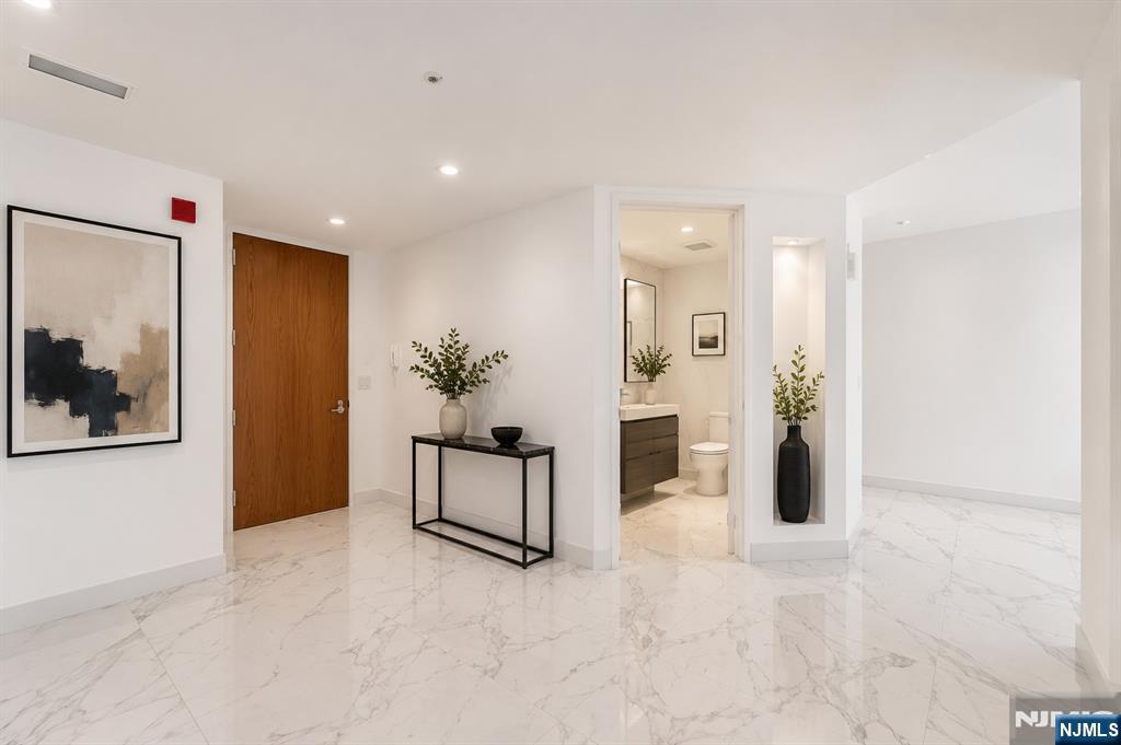 100 Carlyle 16 J/k N Property Photo 6