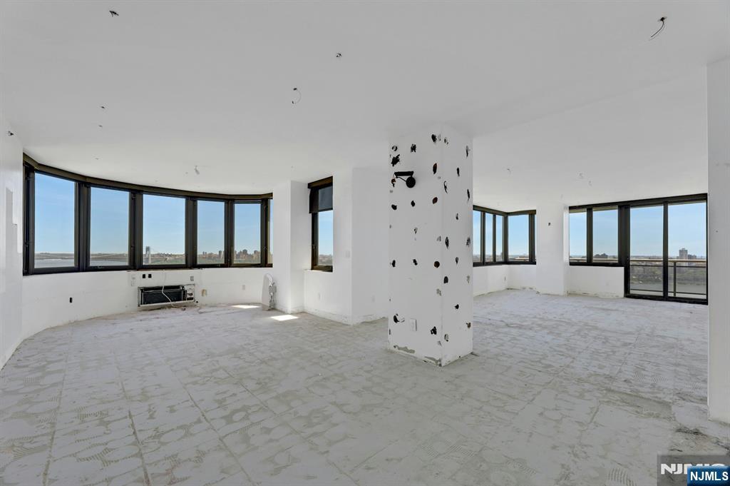 100 Carlyle 16 J/k N Property Photo 11